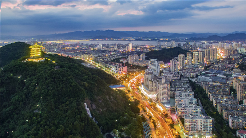 臺(tái)州新春第一會(huì)，3位企業(yè)家坐主席臺(tái)，書(shū)記到臺(tái)前為他們頒獎(jiǎng)